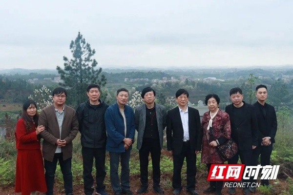 清明追思 铭记恩师情——李自健等一行回邵为陈西川先生扫墓_腾讯新闻