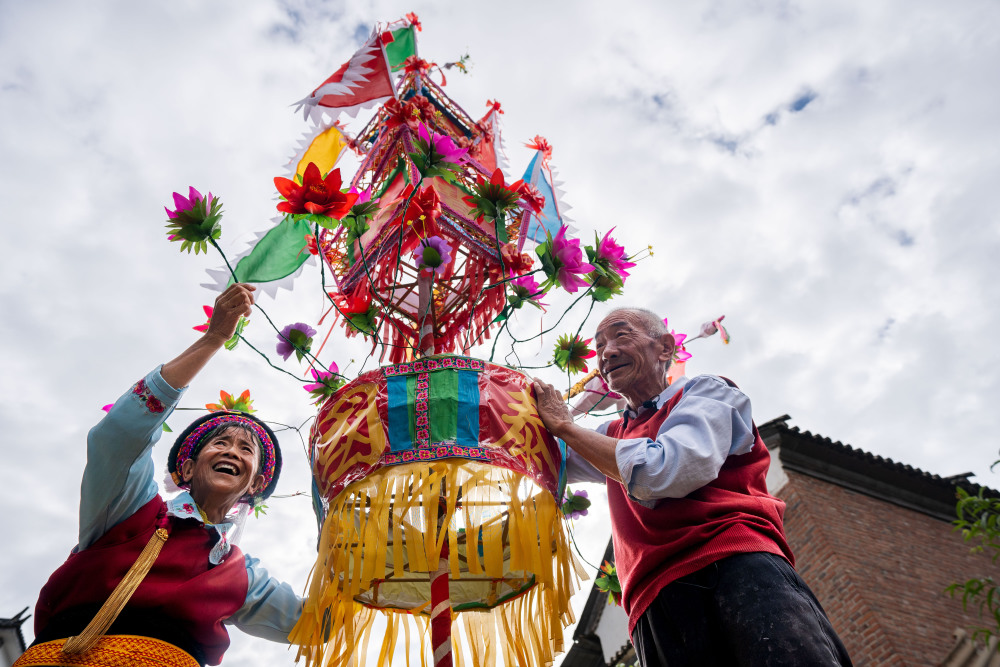 扎火把迎佳节庆丰年