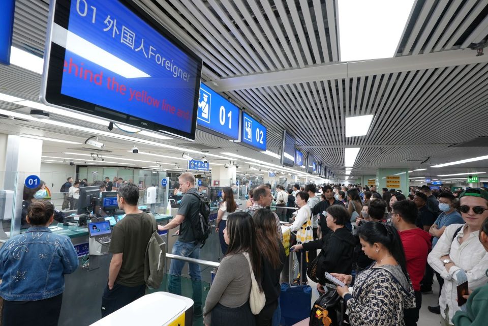 人组团入境144小时免签便利,从罗湖口岸出入境的外国旅客也随之增多