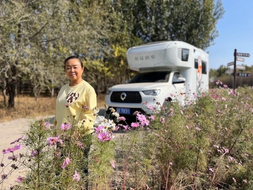 车成为了苏敏的房间,在同行了60000公里之后,苏敏攒够了钱,换成了房车