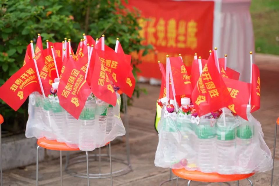 为送考家长设立的坐席和免费瓶装水蒙自市,考场外的送考家长建水一中