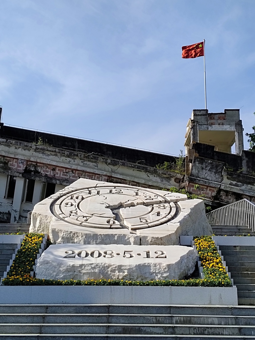 作为映秀镇最著名的地震遗迹,漩口中学还是15年前的老样子——进门处