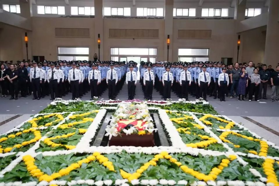 6月3日上午8时,汉口殡仪馆告别大厅内庄严肃穆,哀思无限,正上方悬挂着
