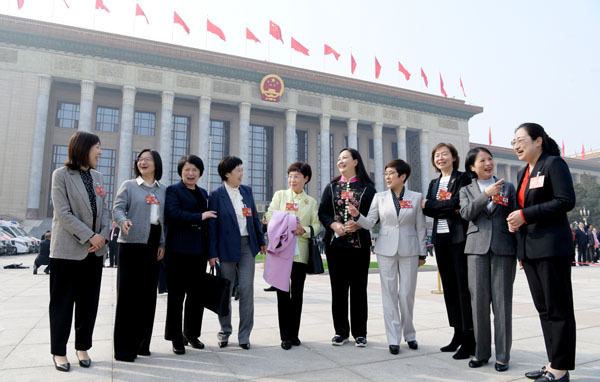 上海代表团的女代表在人民大会堂前合影,笑容爽朗又酣畅