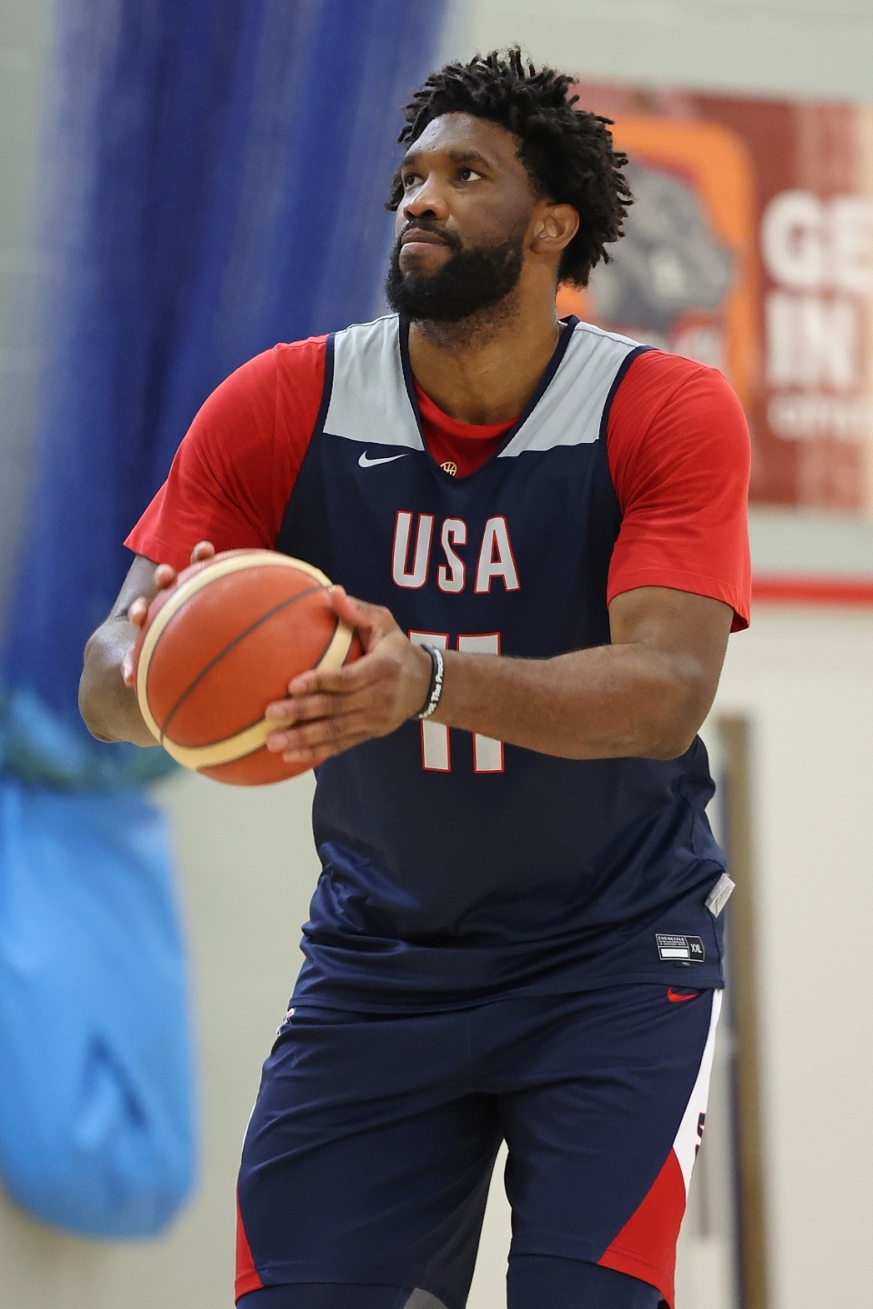 恩比德8中5贡献15分8板5助 正负值 6