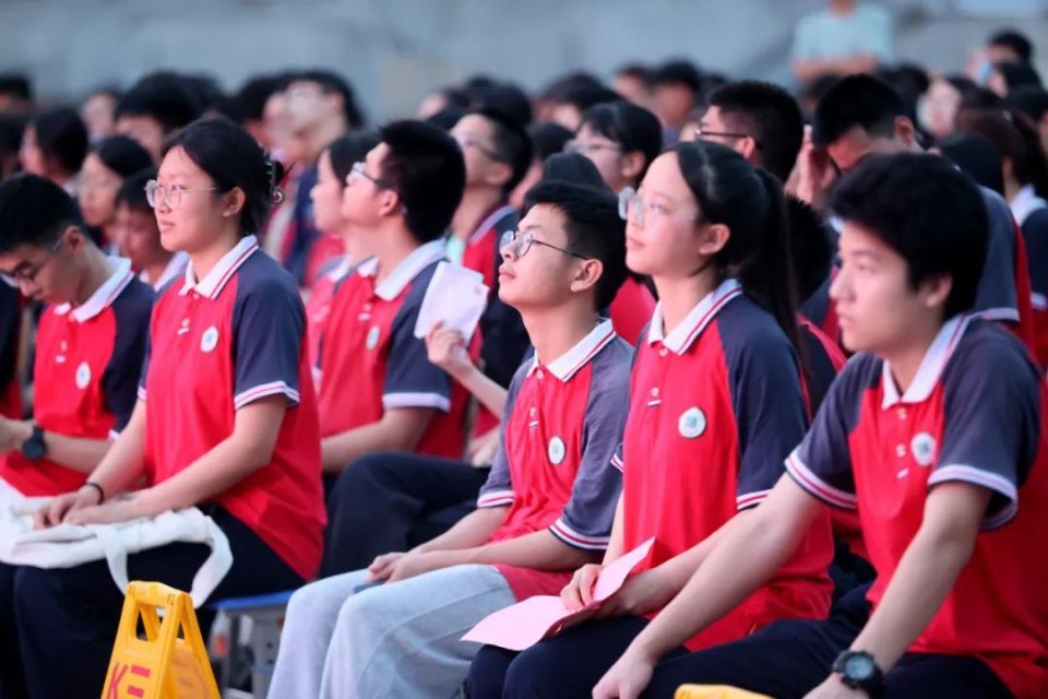 届高中毕业典礼泉州师范学院附属鹏峰中学6月11日晚又逢青春告别时