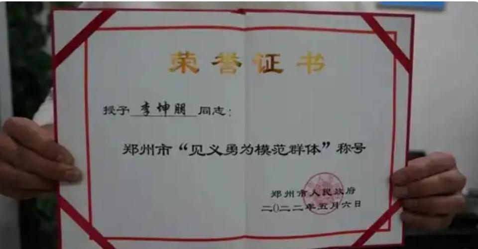 郑州暴雨中砸车救人“菜刀哥”突发疾病进ICU，呼吸心脏骤停病因未知，家属紧急求助