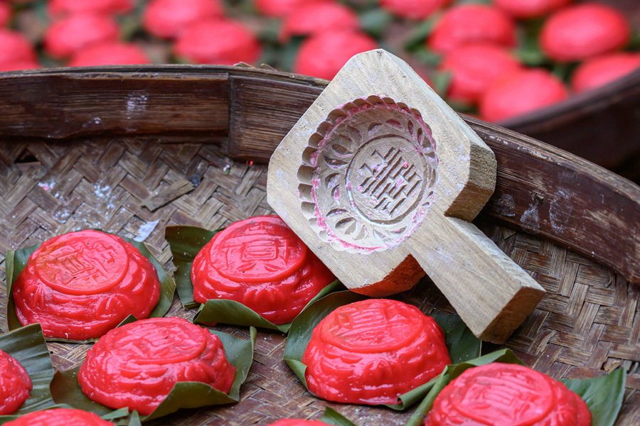 新春走基层|福建莆田:穿红衣做"红团" 春联上墙迎新年_腾讯新闻