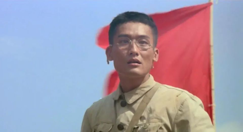 1991年的《鬼干部》,梁家辉还饰演过一个60年代的内地青年,而他最经典