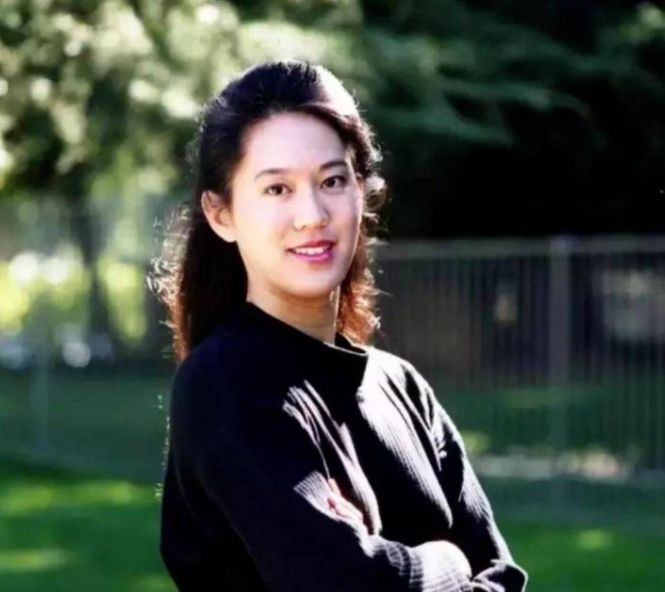 1989年从伊利诺伊大学毕业后,她曾在美联社和《芝加哥论坛报》当记者