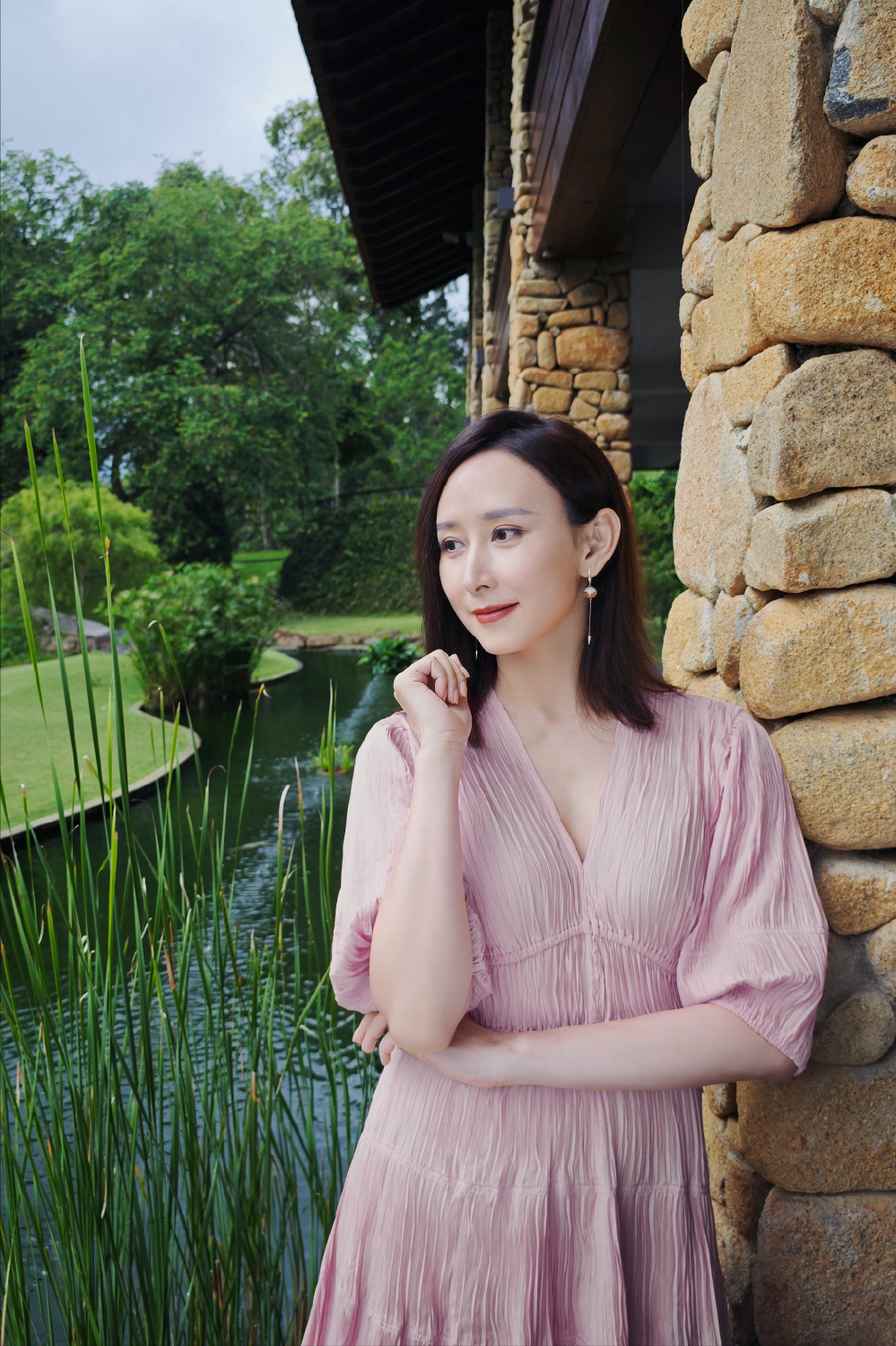 46岁胡静豪宅晒自拍!千万翡翠配新中式打扮 谁真的嫁入豪门一目了然