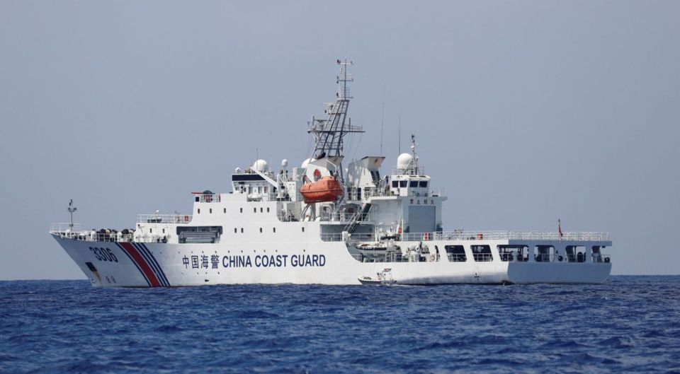 菲船隻非法侵闖仁愛礁並向非法坐灘軍艦運送物資中國海警依法管制