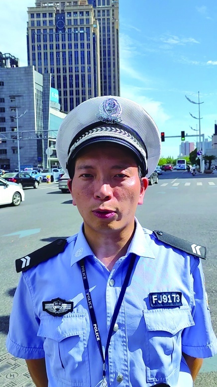 战吧,热辣滚烫丨一身盐渍的执勤协警:更担心司机"情绪中暑"