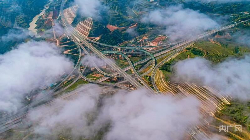 随着一系列重点交通基础设施项目的加快落地,庆阳因交通阻隔所导致的