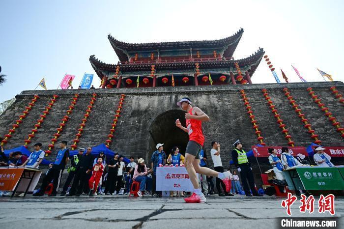 2024荆州马拉松开跑中外选手穿越千年古城