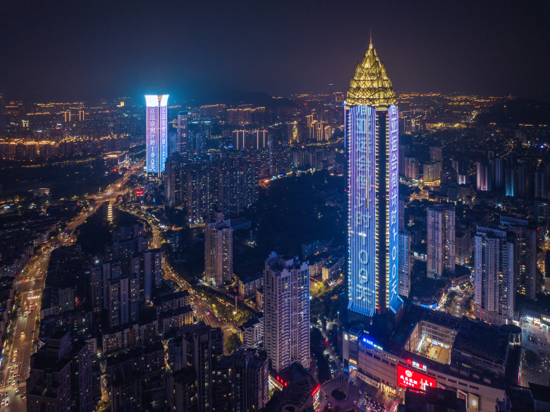 6月15日是杭州亚运会倒计时100天,6月14日晚,市区世贸中心,置信广场