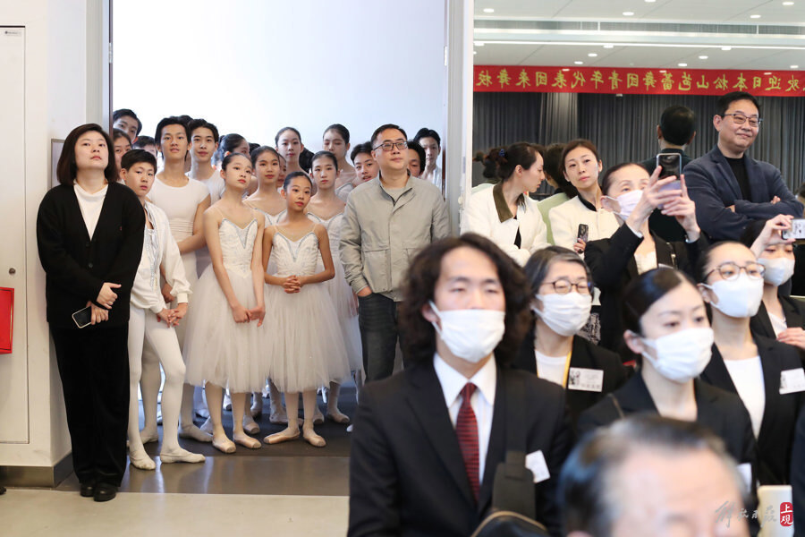 上午,日本松山芭蕾舞团青年代表团观摩上海市舞蹈学校学生的基训课和