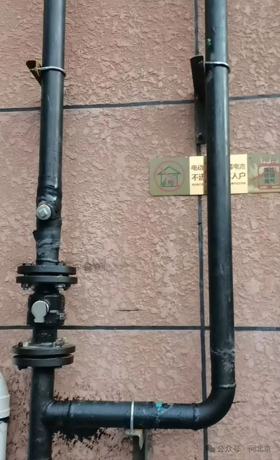 燃气管线改到楼外？居民不解：“外露的管子，能保证安全吗”-腾讯新闻