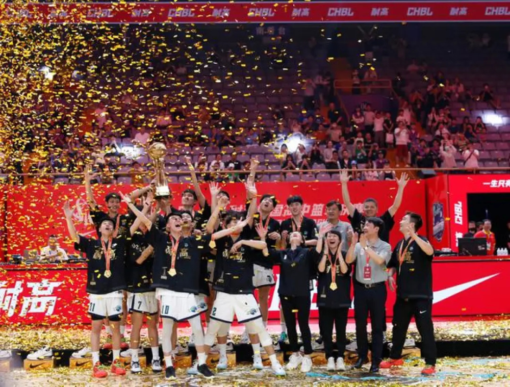 图/新华社随后,在与教练和队友一同登上领奖台,领取全国冠军荣誉时