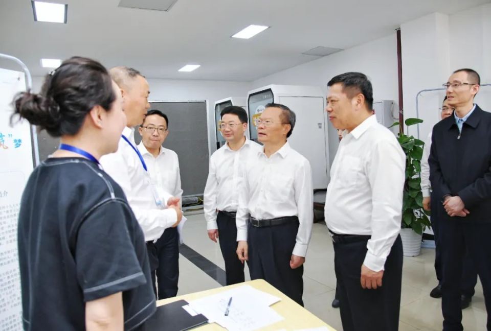 胡忠雄在重庆与西南大学党委书记张卫国举行会见