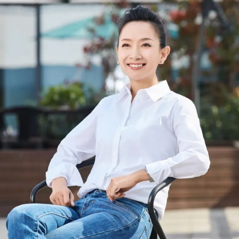 主持人王芳:24岁辞去铁饭碗,嫁给大15岁教授,独自产检生女,她后悔吗?