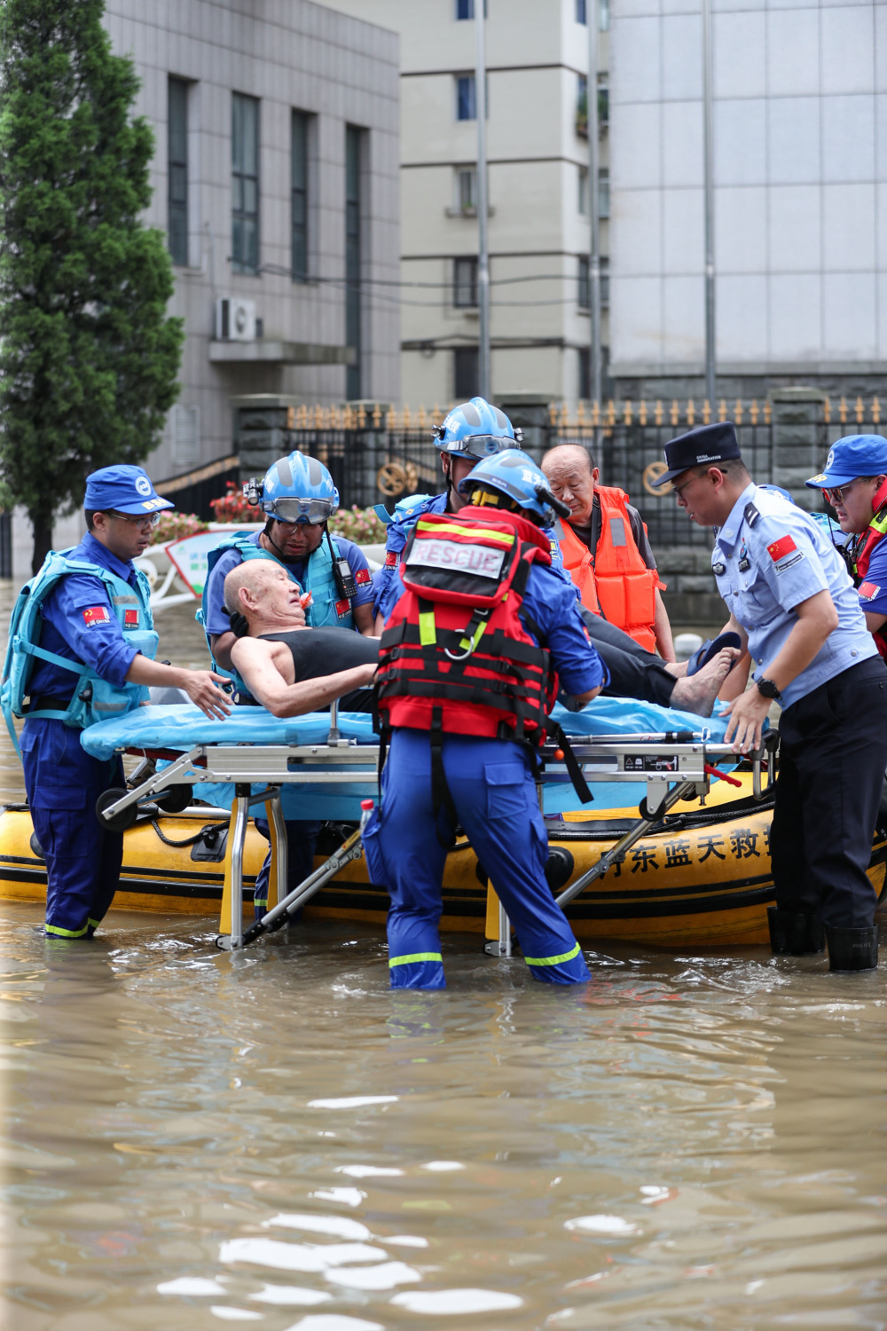 新华全媒 |记者现场探访鸭绿江水情