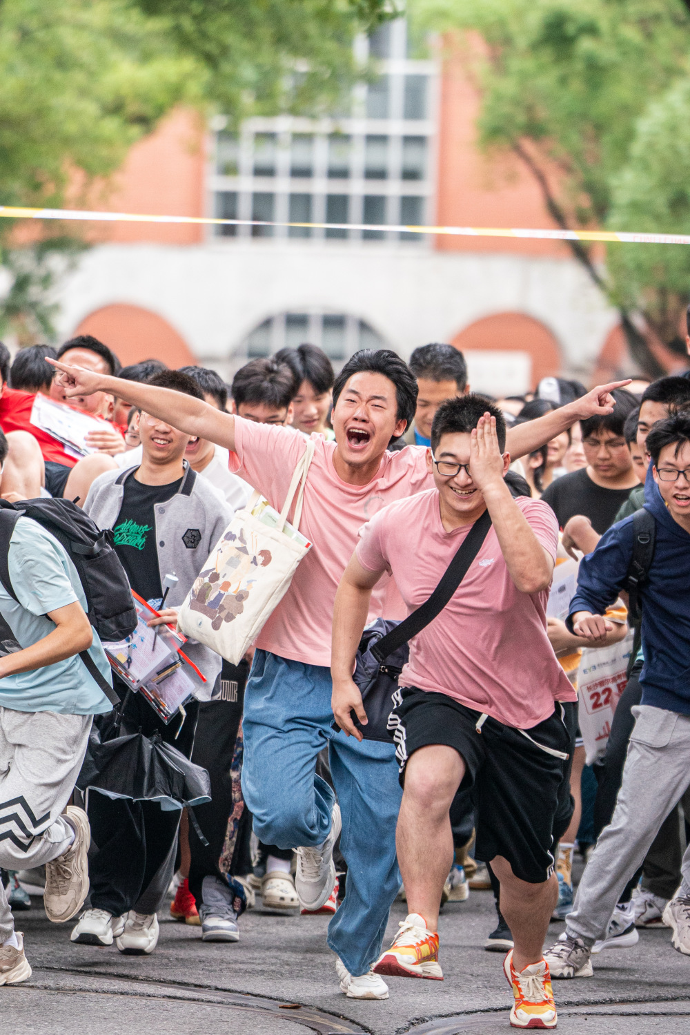 6月9日,雅礼中学考点,结束高考的学生冲出考场.
