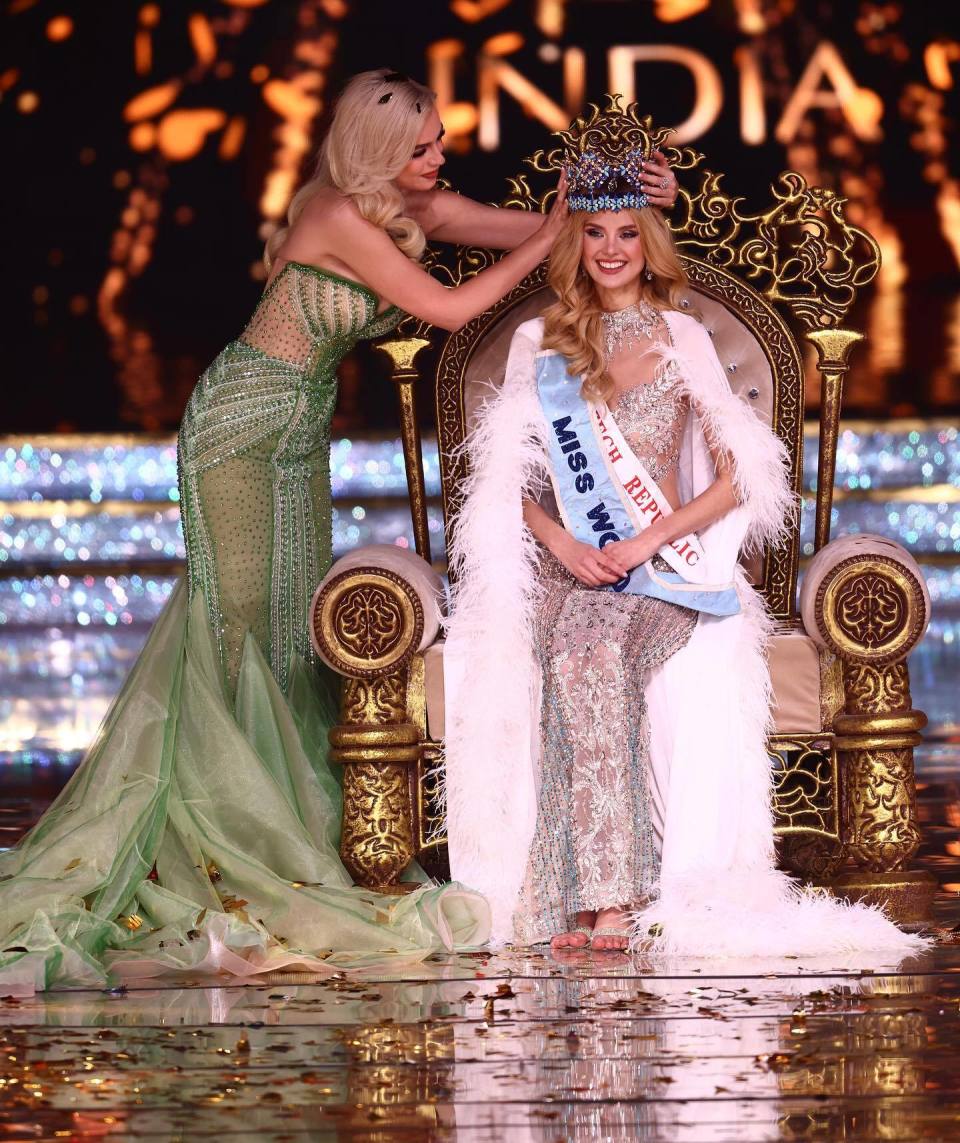 捷克模特加冕"世界小姐",在印度战胜111位美女,1米8大个儿耀眼