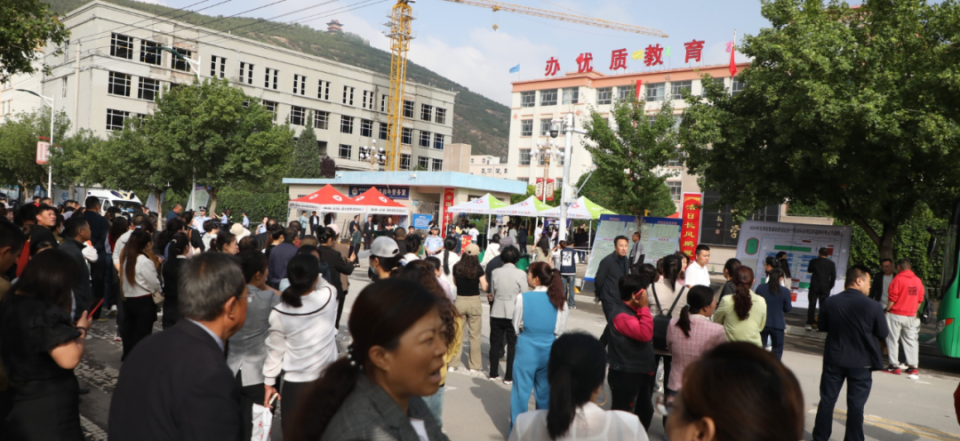 54人,实际参考高考2210人,共设环县一中,环县四中两个考点81个考场