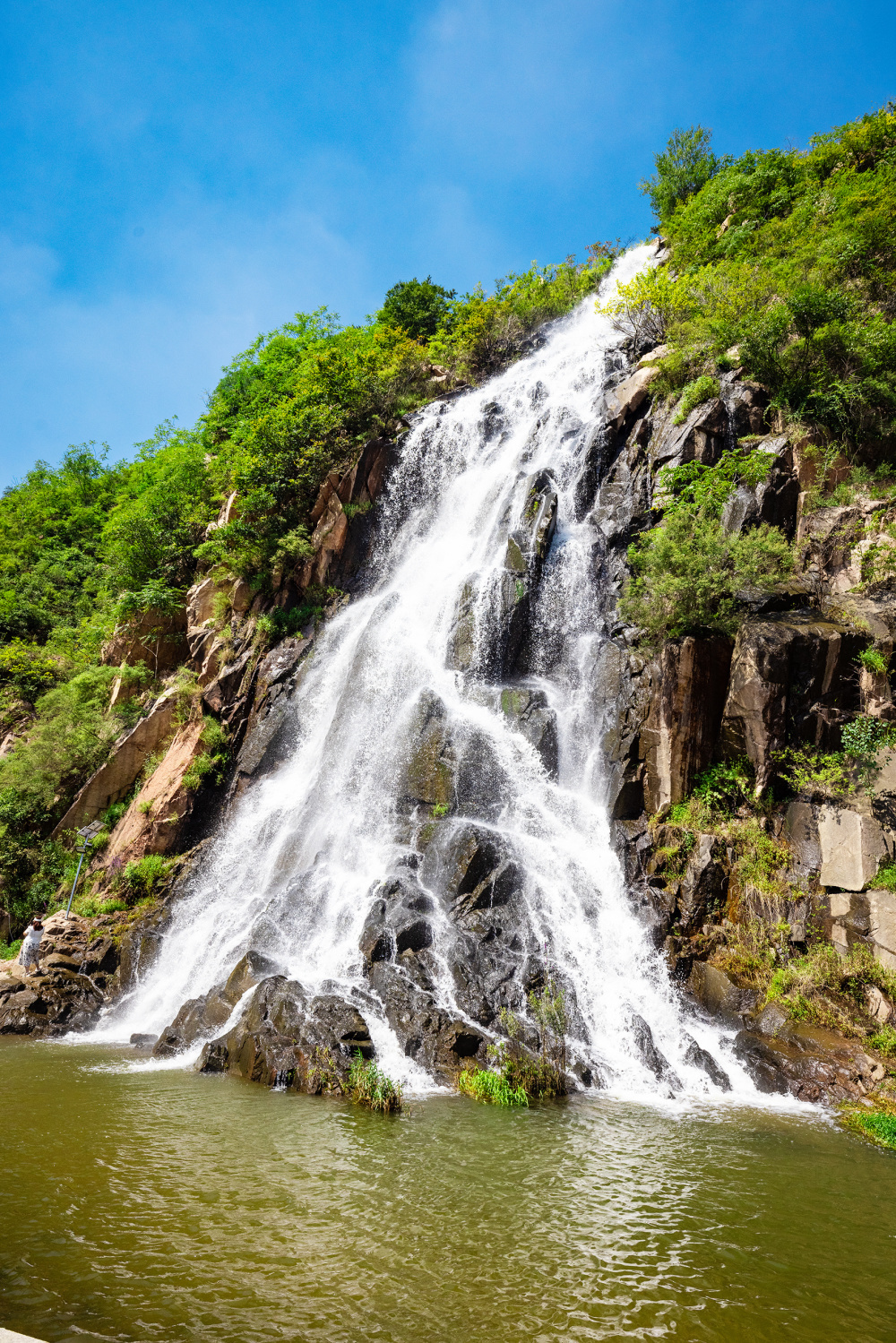黄巢瀑布如天河而下