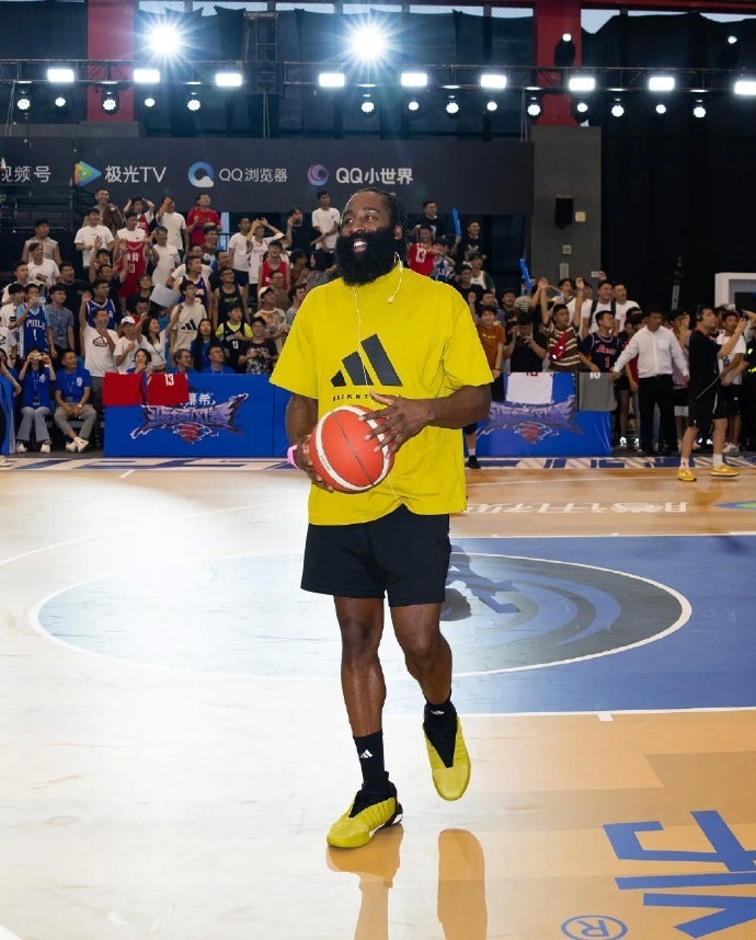 哈登社交账号晒出多张中国行照片包括与郭艾伦合影