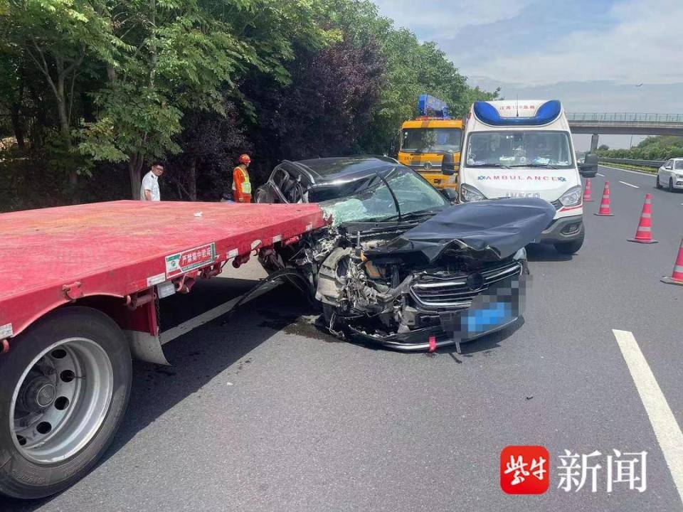 越野车追尾半挂车,瞬间嵌入遭拖行数十米