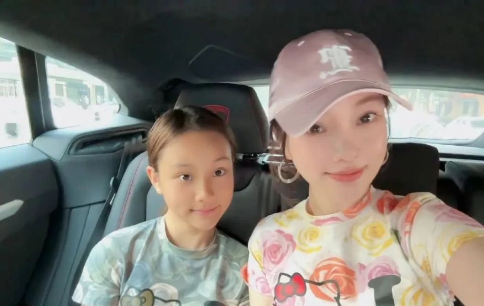 李小璐带11岁甜馨参加活动,跟妈妈差不多高了!五官越长越像贾乃亮?