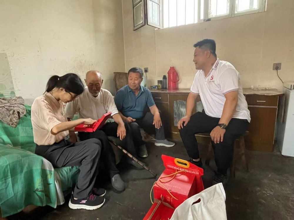 昌邑市下营镇把服务延伸到老干部家门口