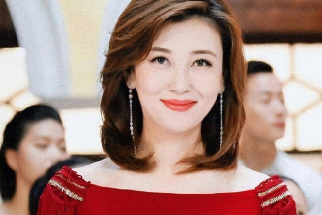 央视主持李红：14岁辍学，18岁逃婚，从洗碗工逆袭进央视，如今怎么样了？_腾讯新闻