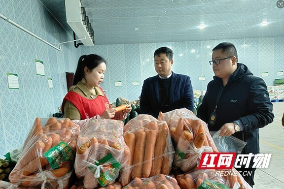 在箴言中学食堂,检查组详细查看了学校食堂食品仓储管理,加工场所环境