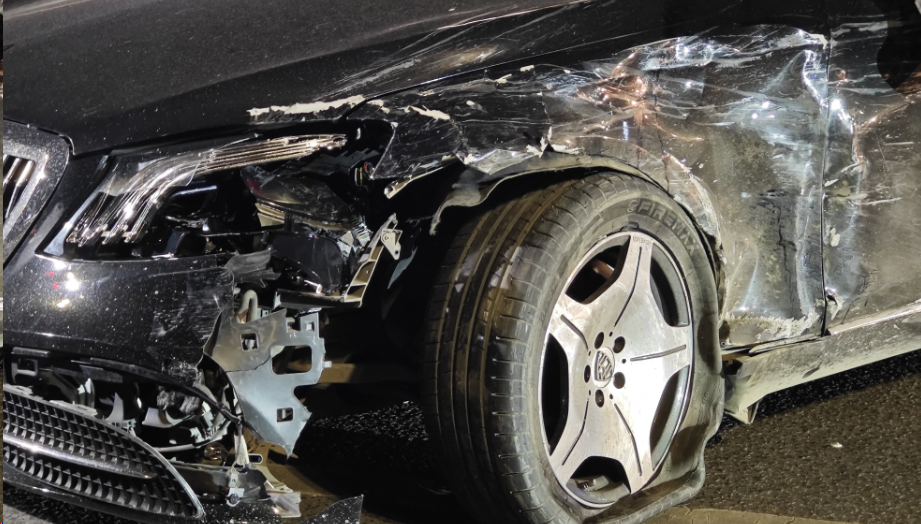 (事故中的迈巴赫车辆)目前事故的具体原因还在进一步调查处理当中记者