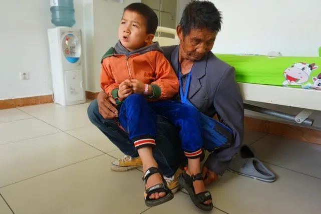 年11月4日,经过了十个月的漫长等待,张聪终于等到了孙子张徐扬的出生