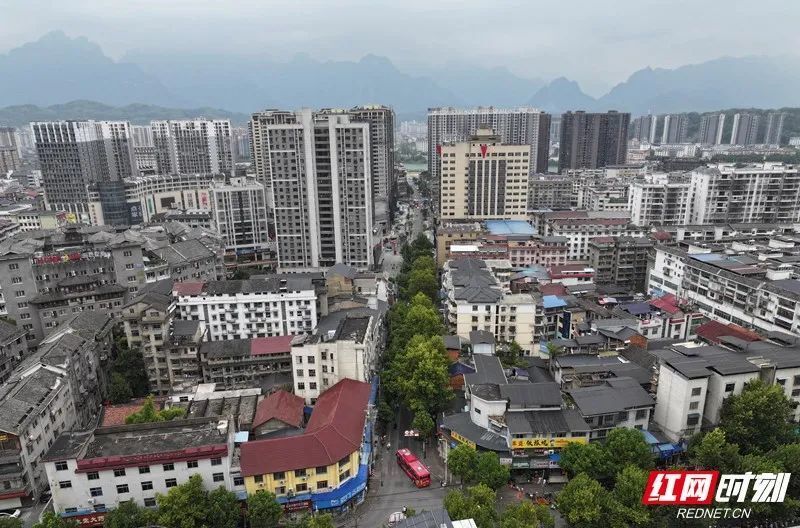 张家界市人民路位于市中心老城区内,起于古庸路,经过解放路,回龙路,接