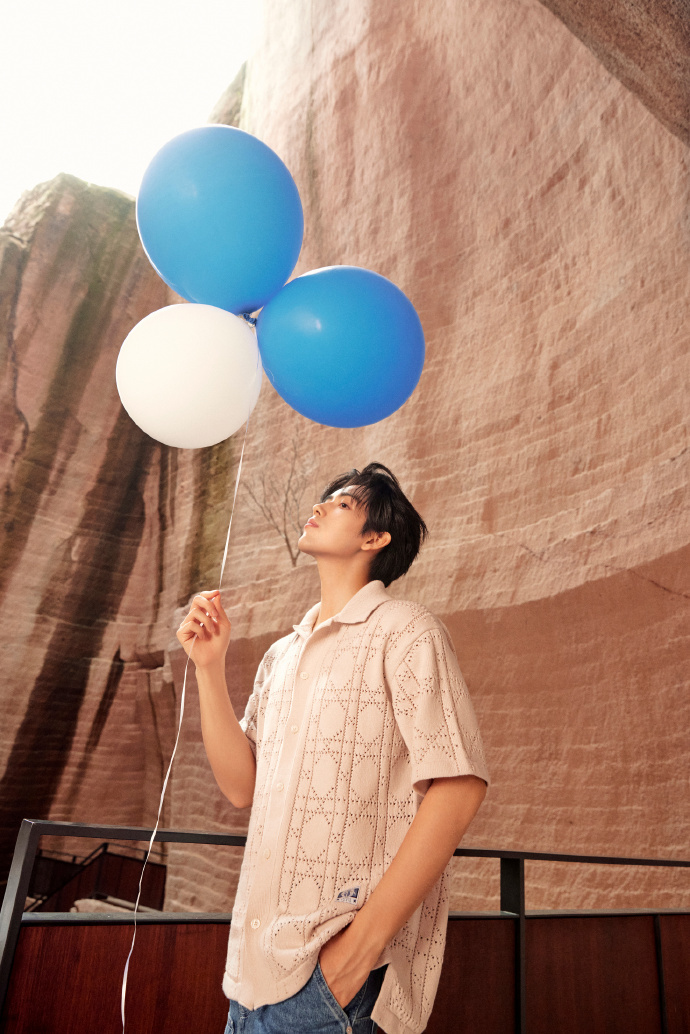 陈飞宇晒照庆24生日怀抱气球阳光帅气精修图宛如卡通人物