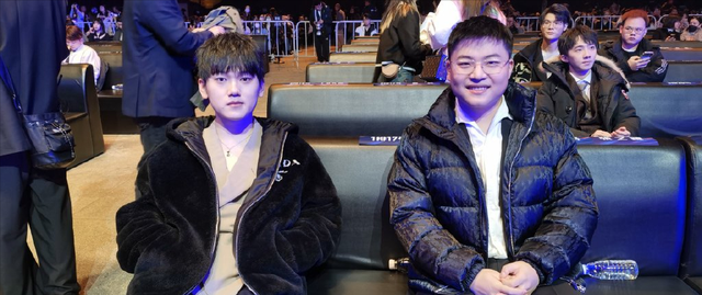 jackeylove帅气西装引注目,接受北京日报采访:希望the