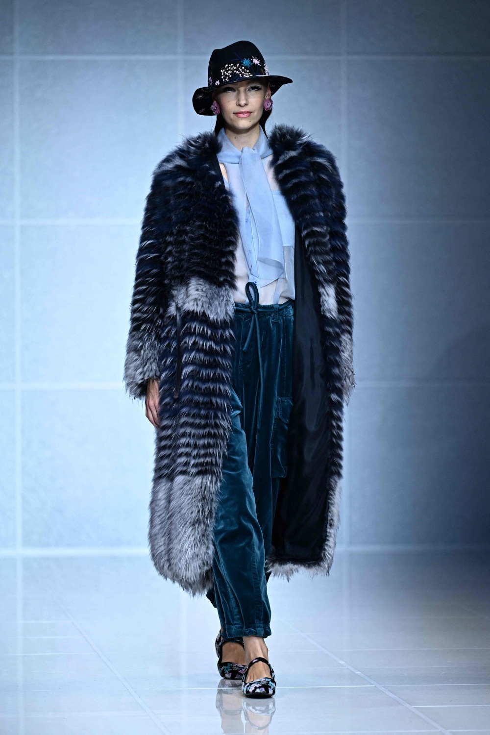 2月25日,模特在意大利米兰时装周上展示乔治·阿玛尼品牌的2024/25