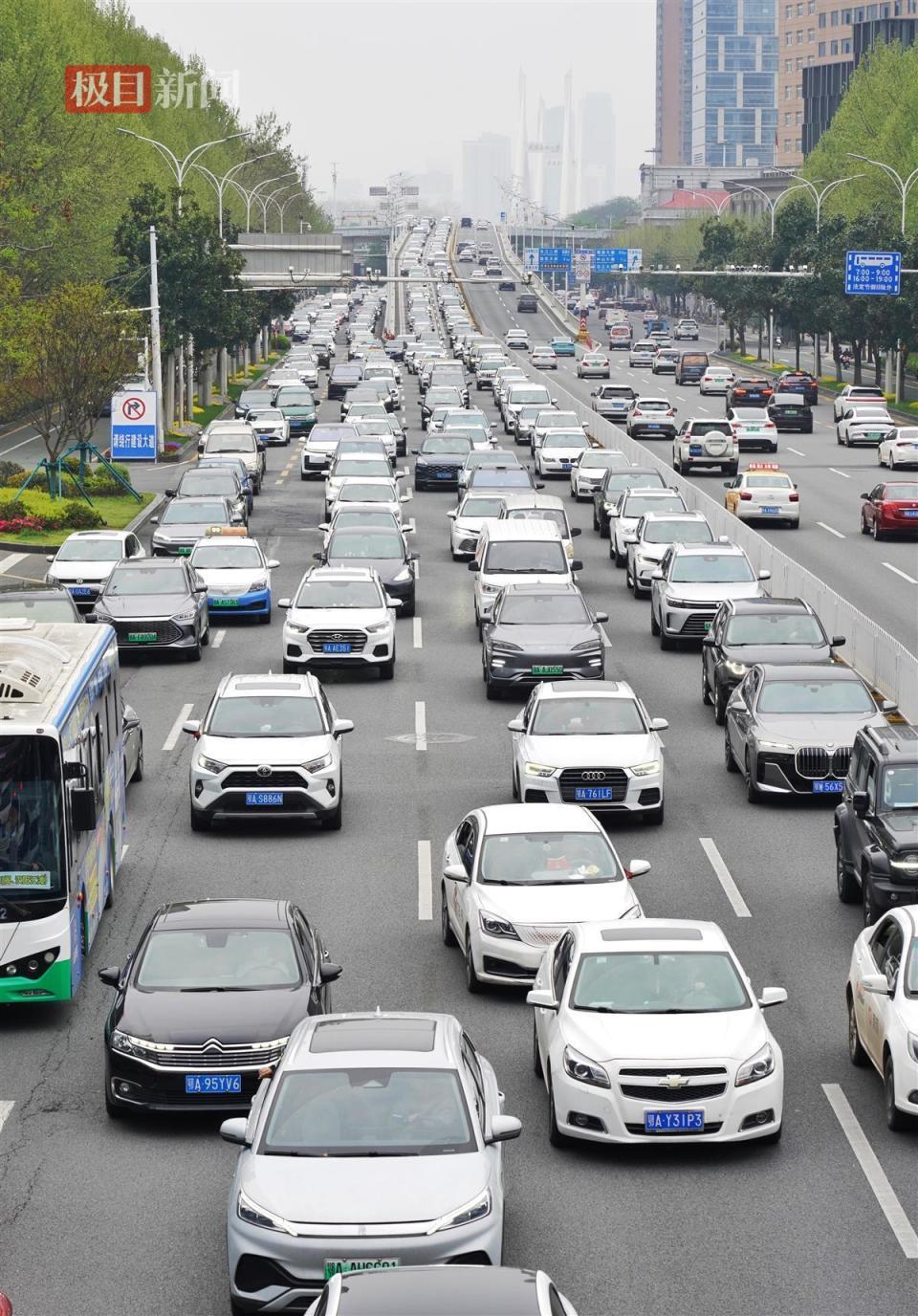 晚高峰叠加出城车流江城部分路段出现拥堵
