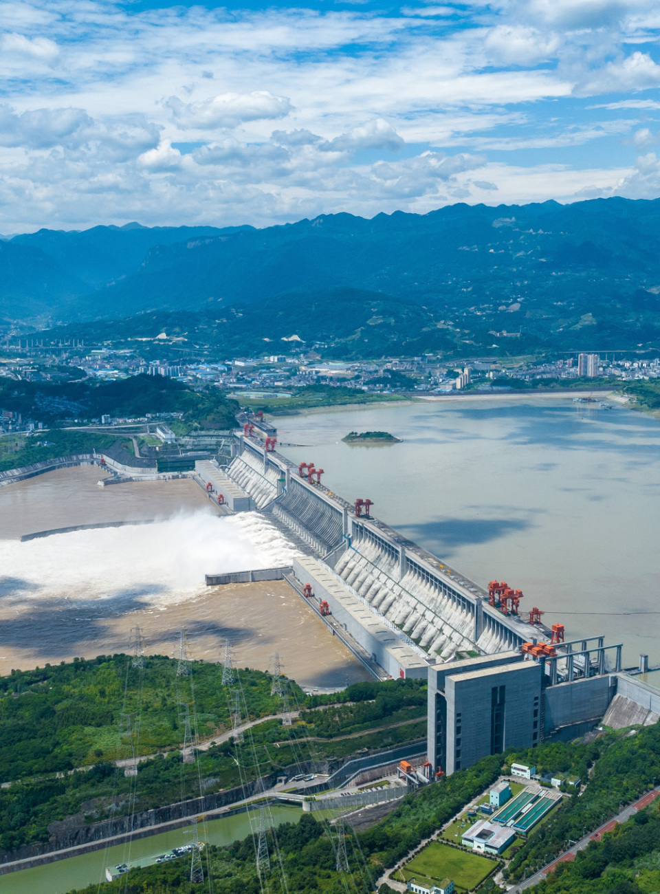 三峡水库加紧泄洪腾库