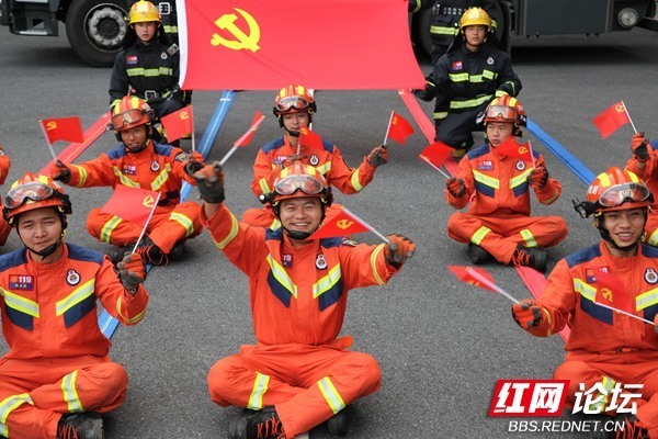 与党旗同框,这就是"七一"最燃的合影!-腾讯新闻