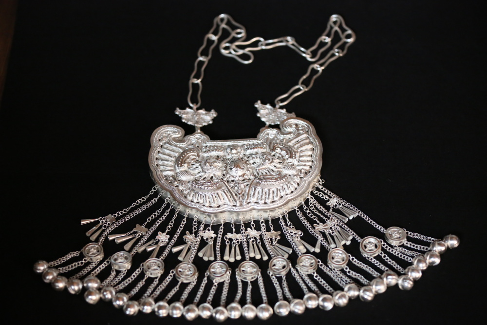 苗族银饰和刺绣里的团圆之美