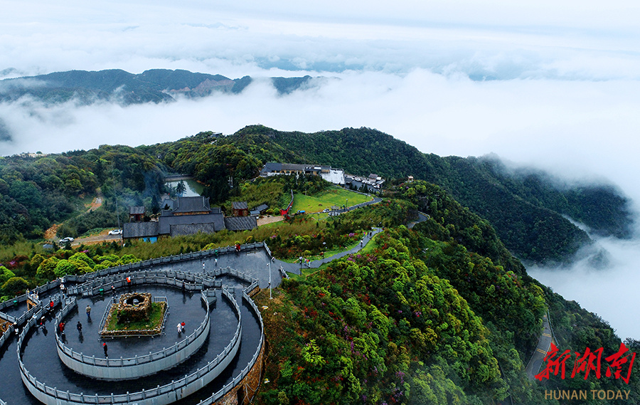 5月3日,雨后的资兴市回龙山,云海在山林间翻涌,与森林木屋相得益彰