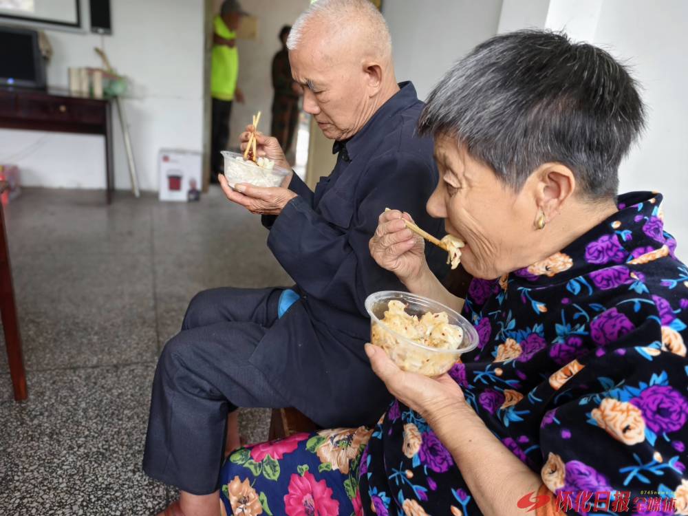 阳光公益志愿者与凉亭坳敬老院老人共度佳节