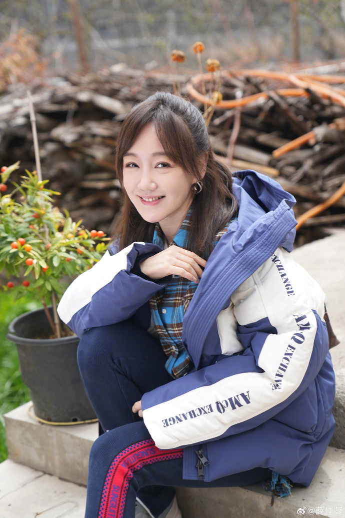 胡歌前任薛佳凝晒美照,笑容迷人超治愈,秒变最美女大学生_腾讯新闻