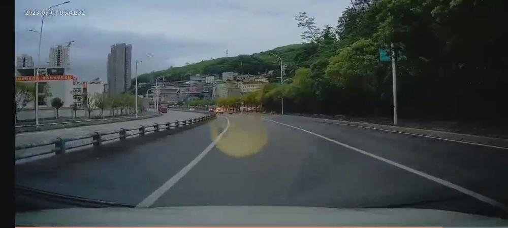 重庆一摩托车驶出舟白隧道后侧翻？当地交警：属实，事故致2人死亡今日热点-313啦实用网